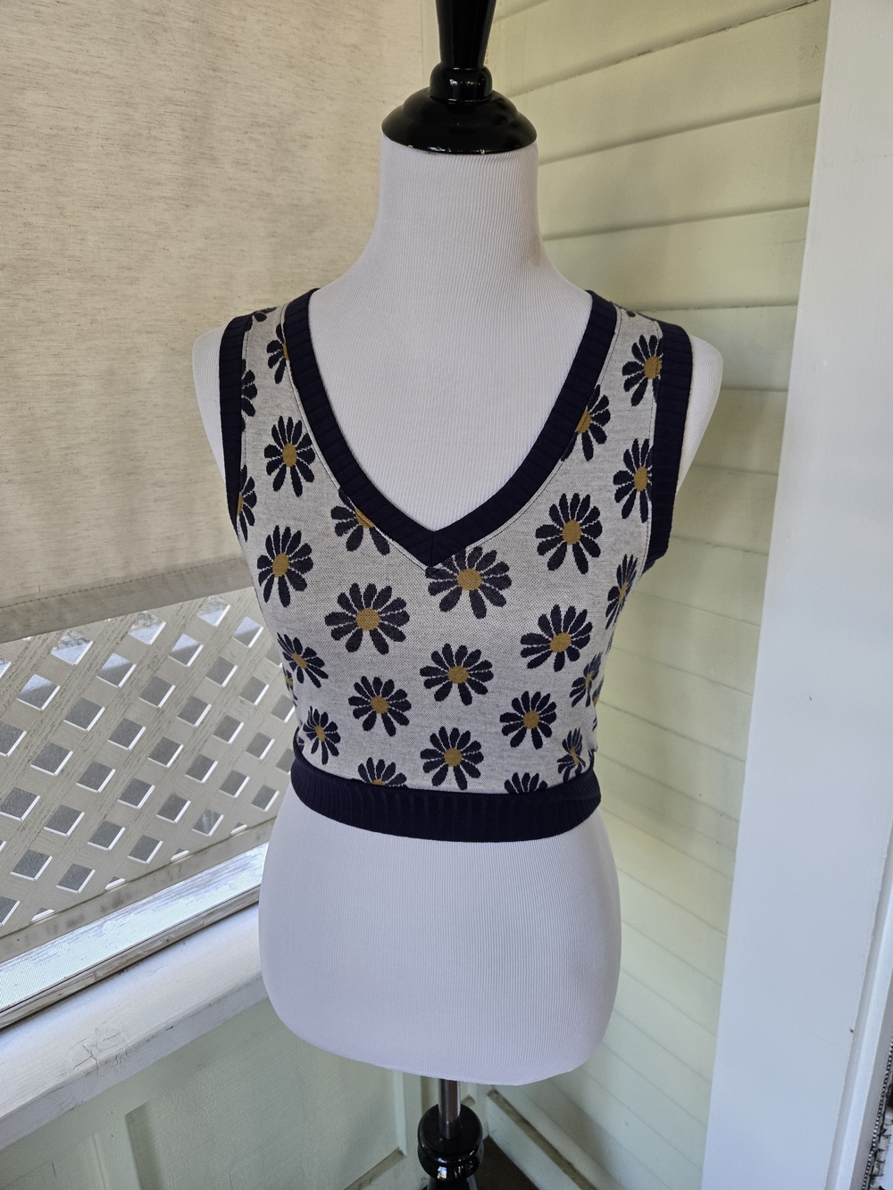Floral Knit V-Neck Sleeveless Crop Top - Navy & Cream